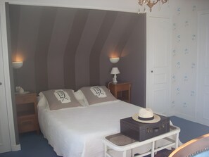 WiFi, bed sheets - Bed and Breakfast 'La Chambre Bleue' with Shared Terrace, Shared Garden and Wi-Fi (Lanhouarneau)