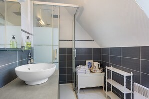 Shower, hair dryer, towels - Bed and Breakfast 'La Chambre Bleue' with Shared Terrace, Shared Garden and Wi-Fi (Lanhouarneau)