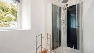 Douche, serviettes fournies