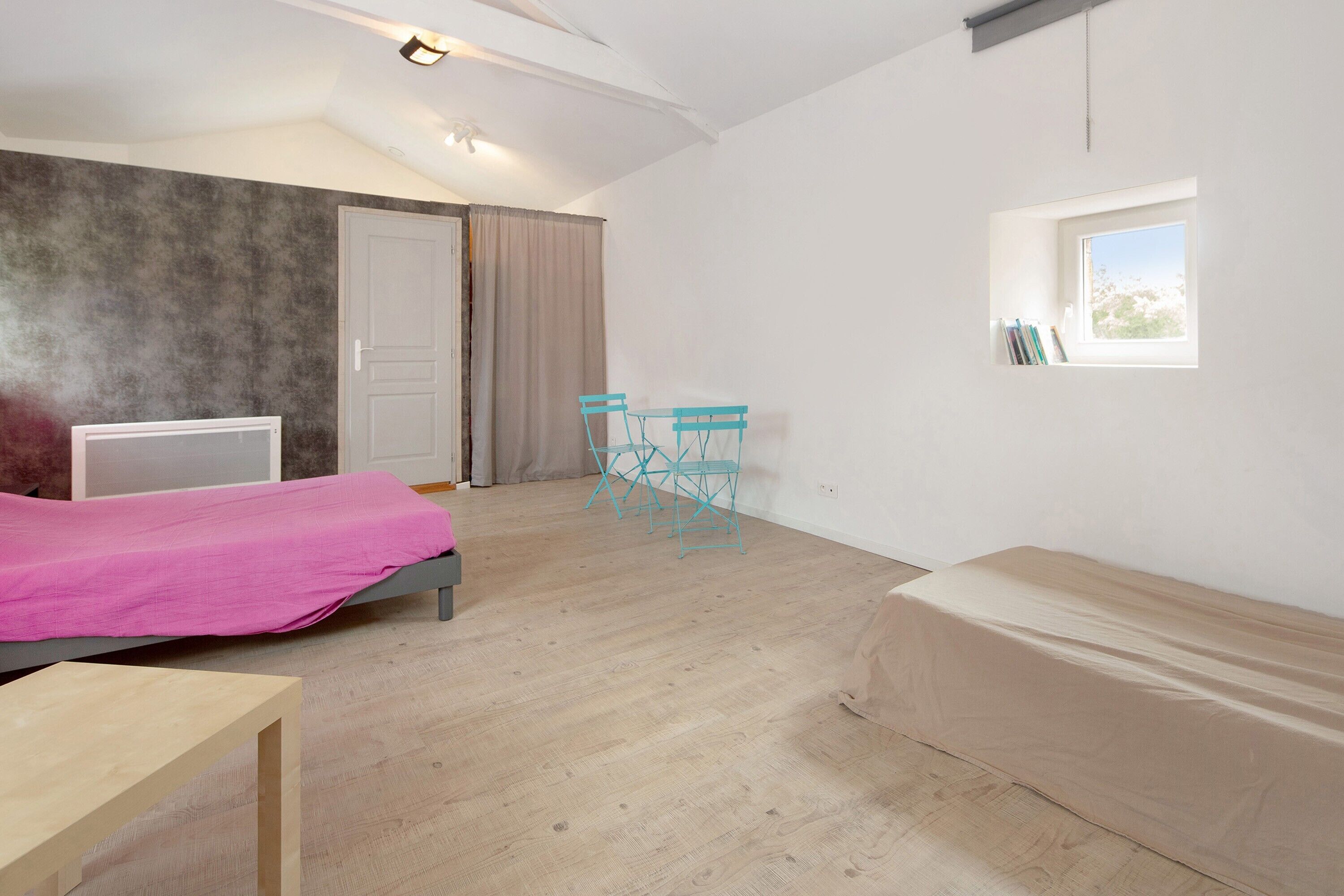 Tabla de planchar con plancha, wifi y ropa de cama 