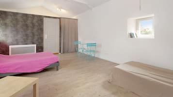 Tabla de planchar con plancha, wifi y ropa de cama