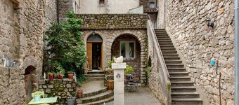 "Gîte - La Magnanerie" con vista montagna, piscina condivisa e Wi-Fi