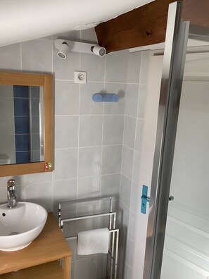 Shower, hair dryer - Villa "Gîte Le Calcadis" with Mountain View, Wi-Fi, and Air Conditioning (Mostuéjouls)