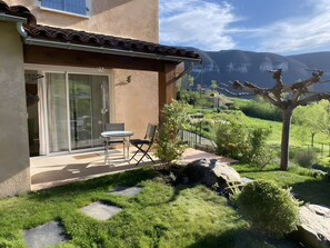 Outdoor dining - Villa "Gîte Le Calcadis" with Mountain View, Wi-Fi, and Air Conditioning (Mostuéjouls)