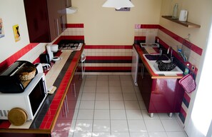 KĂŒhlschrank, Mikrowelle, Ofen, Herdplatte