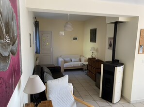 Living area - Villa "Gîte Le Calcadis" with Mountain View, Wi-Fi, and Air Conditioning (Mostuéjouls)