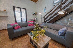 TV, fireplace - Villa '«Occimara» Corse' with Private Terrace, Wi-Fi and Air Conditioning (Lucciana)
