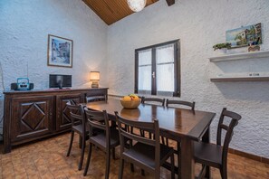 Dining - Villa '«Occimara» Corse' with Private Terrace, Wi-Fi and Air Conditioning (Lucciana)