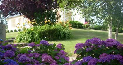 Chambre d'hÎtes « La Chambre Rouge » avec terrasse et jardin communs, Wi-Fi