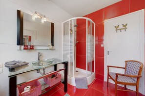Douche, séchoir à cheveux, serviettes fournies