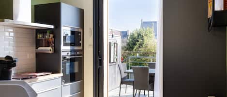 Refrigerador, microondas, horno, placa de cocina