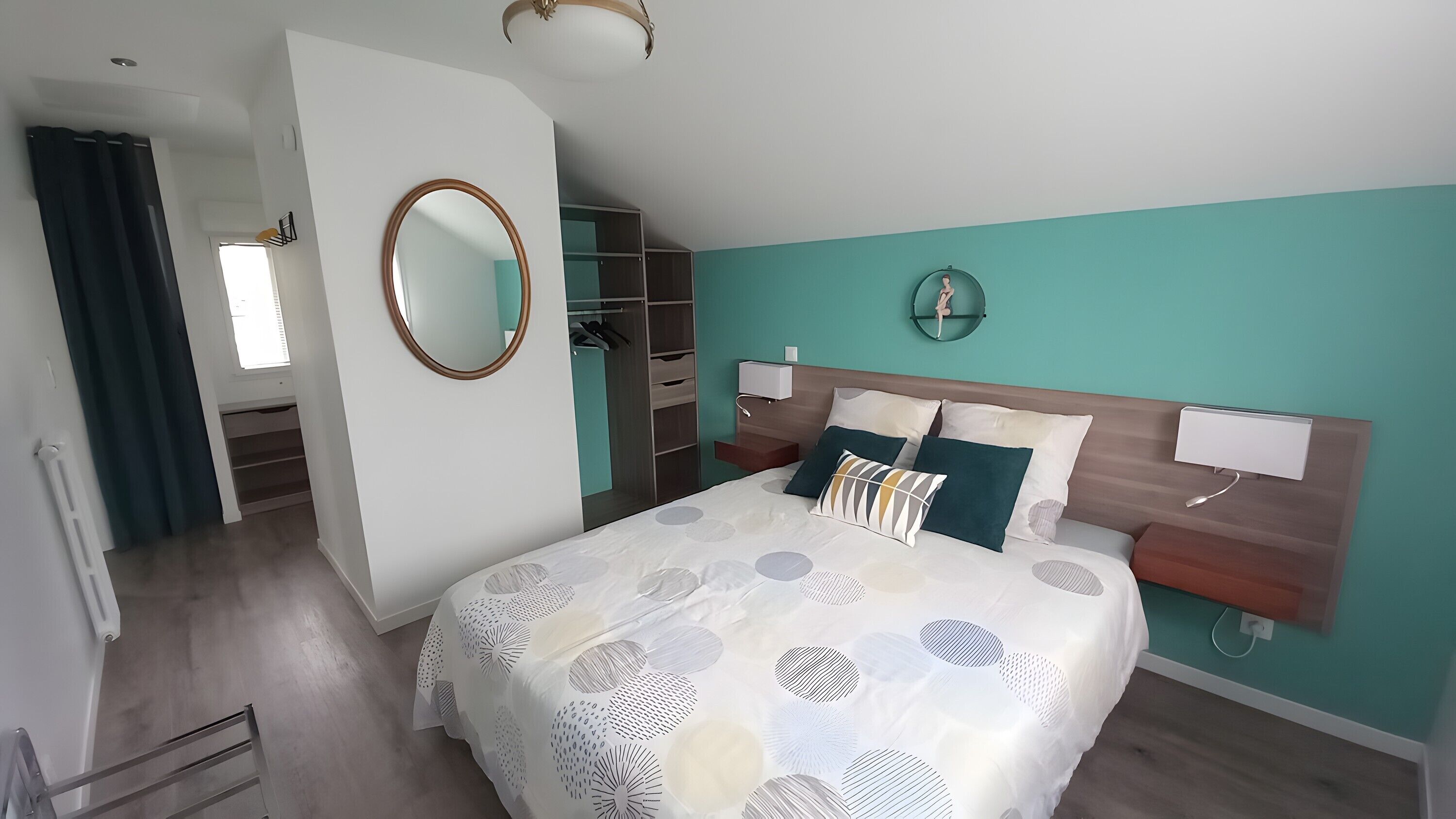 Een strijkplank/strijkijzer, wifi, beddengoed