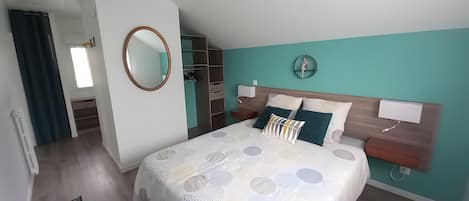 Een strijkplank/strijkijzer, wifi, beddengoed