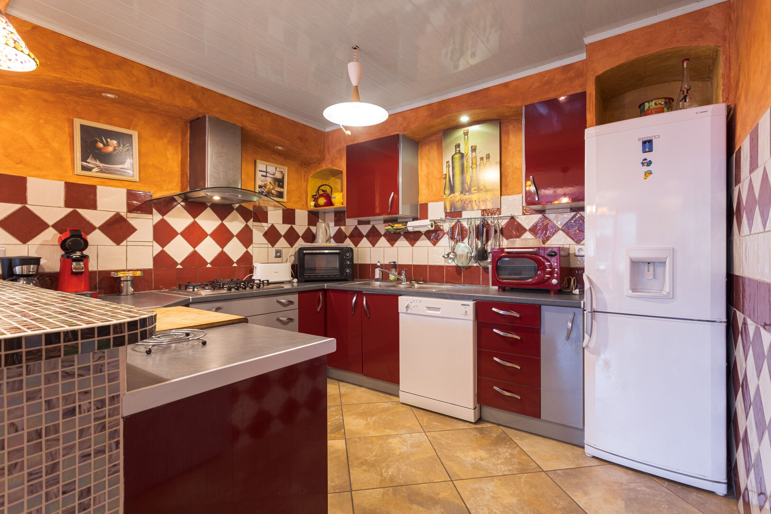 冷蔵庫、電子レンジ、オーブン、コンロ