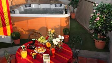 Outdoor spa tub