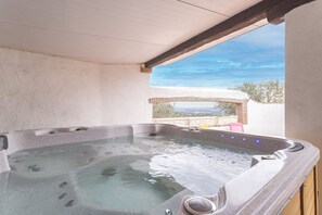 Outdoor spa tub - Tour Catalane – Authentic Catalan Mas with Panoramic Views (Ille-sur-Têt)