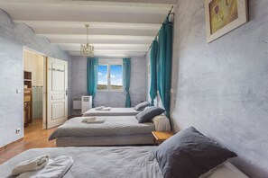 Tabla de planchar con plancha, wifi, ropa de cama