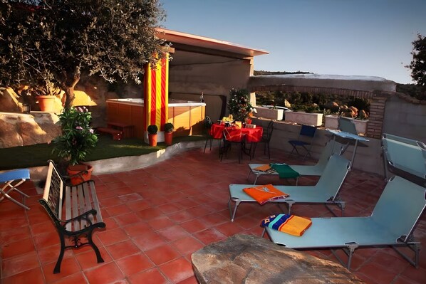 Outdoor dining - Tour Catalane – Authentic Catalan Mas with Panoramic Views (Ille-sur-Têt)