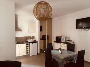 Dining - Studio "2 - Le Mas Du Soleil" with Sea View, Wi-Fi and Air Conditioning (Sainte-Maxime)