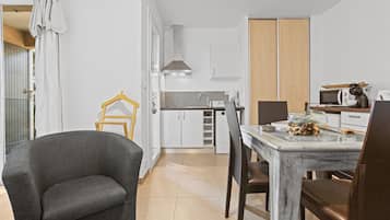 Refrigerador, microondas, parrilla de estufa y lavavajillas