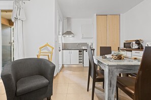 Køleskab, mikrobølgeovn, kogeplade, opvaskemaskine