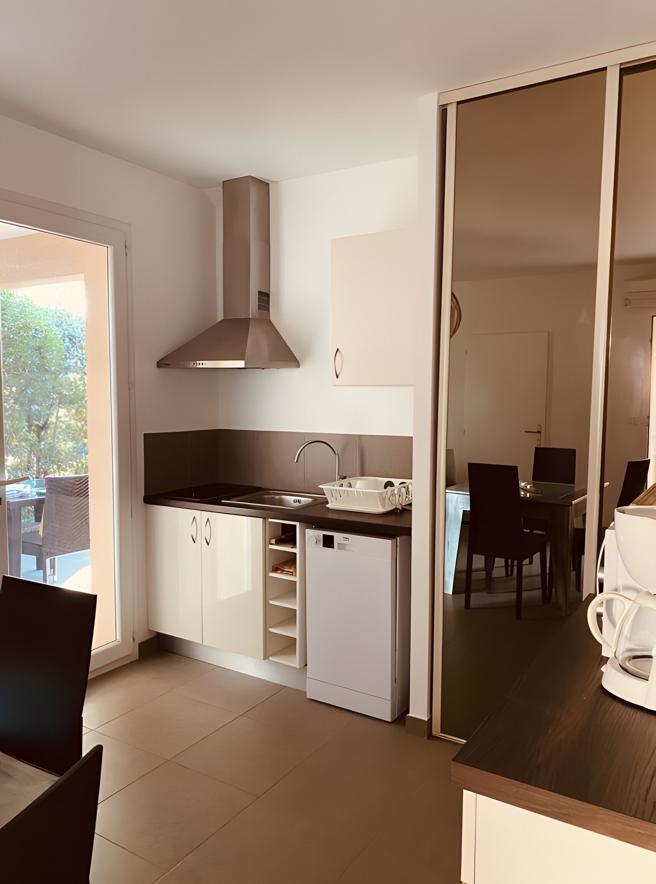 Een koelkast, een microgolfoven, een kookplaat, een vaatwasser