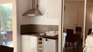 Een koelkast, een microgolfoven, een kookplaat, een vaatwasser