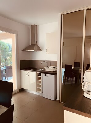 Een koelkast, een microgolfoven, een kookplaat, een vaatwasser