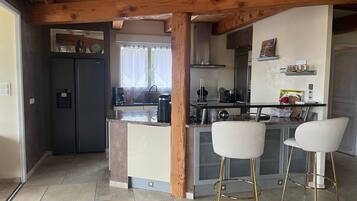 Geladeira, micro-ondas, fogão, cooktop