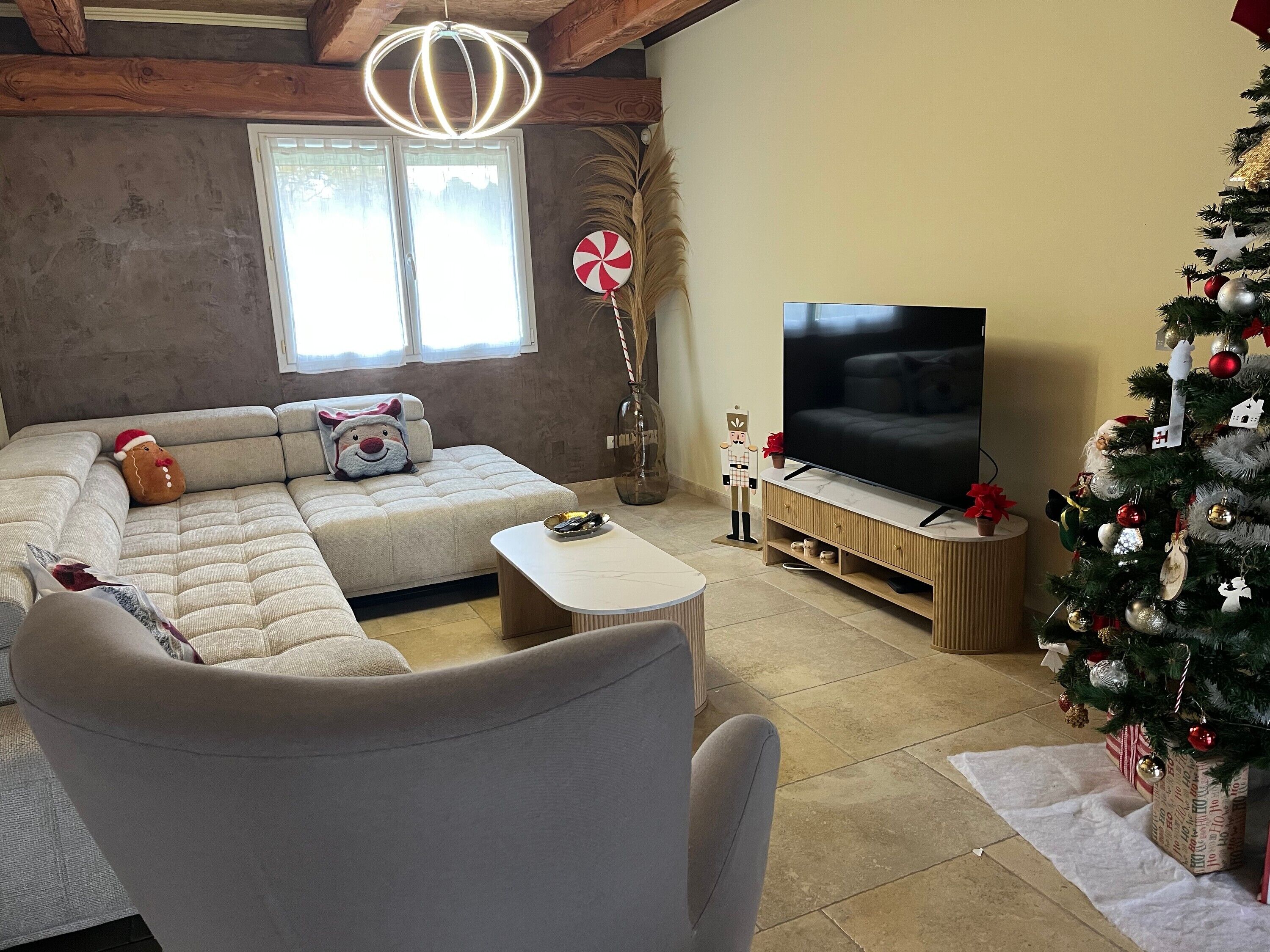 Una televisión, una mesa de tenis de mesa