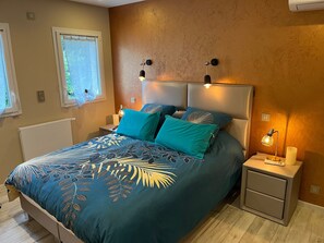 Tabla de planchar con plancha, wifi, ropa de cama