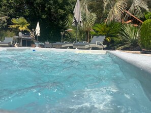Outdoor spa tub - L'Oasis de Boisset: 5-Star Villa with Private Pool and Spa (Boisset-et-Gaujac)