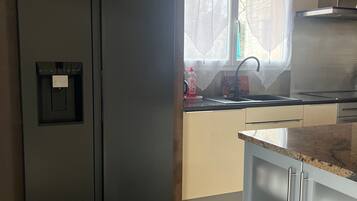 Frigorífic, microones, forn i placa de cuina