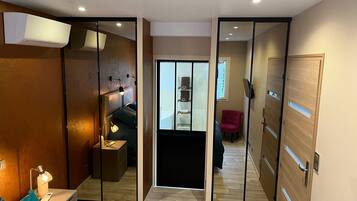 Een strijkplank/strijkijzer, wifi, beddengoed