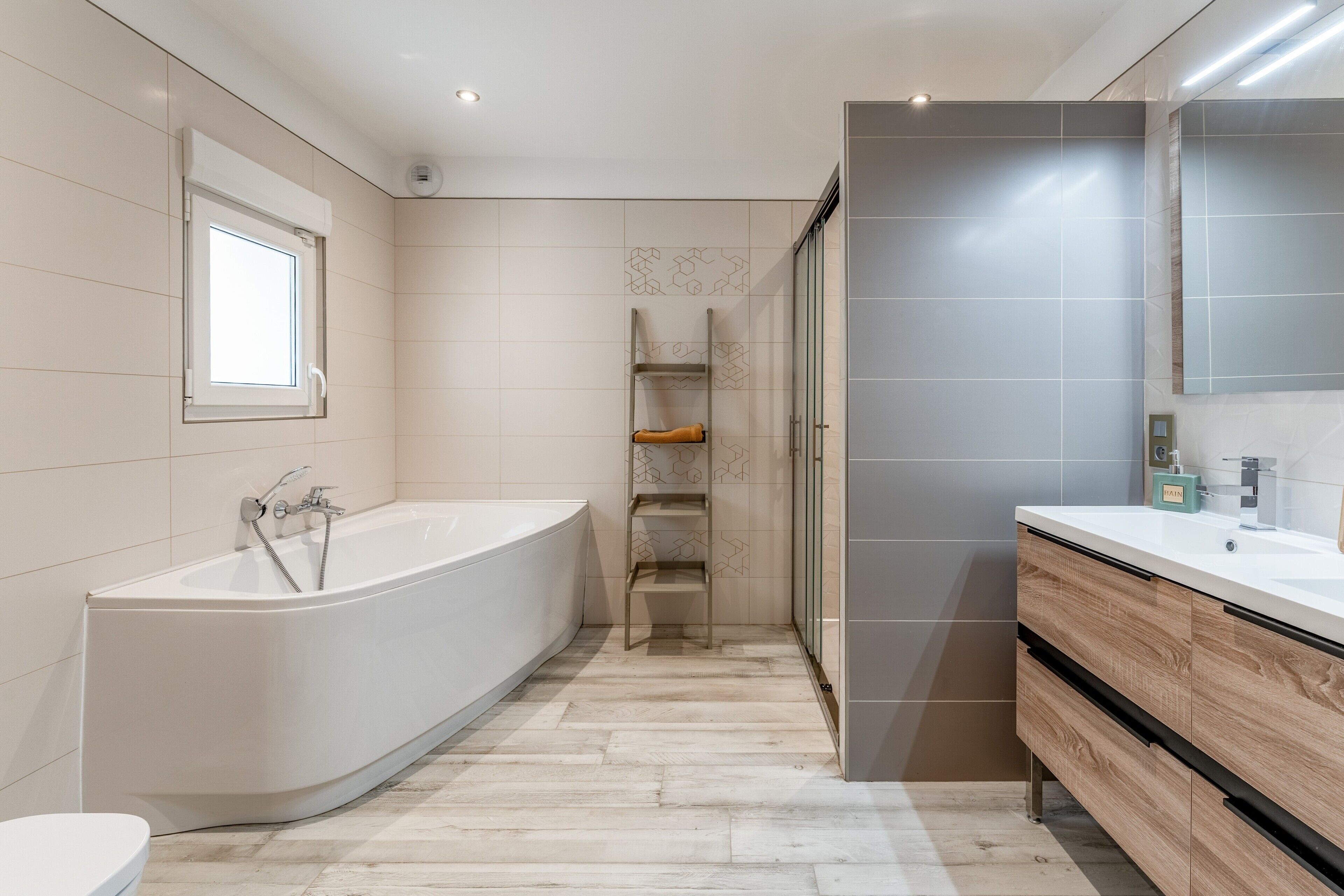 Een douche, een haardroger, handdoeken