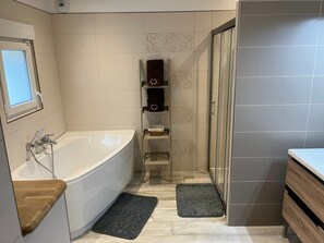 Regadera, secadora de cabello, toallas 