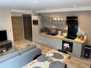 Kühlschrank, Mikrowelle, Ofen, Herdplatte