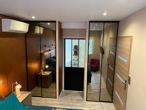 Tabla de planchar con plancha, wifi y ropa de cama 