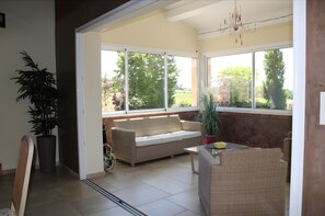 Fernseher, Tischtennisplatte