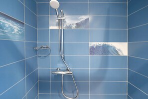 Douche, sèche-cheveux, serviettes fournies