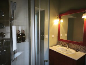 Shower, hair dryer, towels