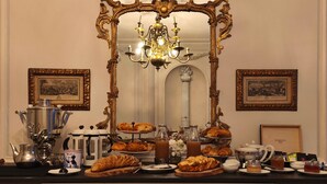 Un bufé de desayuno con pasteles, café y té.