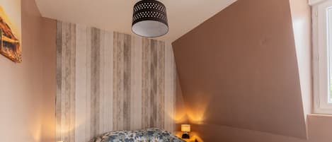 Planxa i posts de planxar, wifi i roba de llit