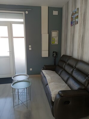 TV - Holiday Home 'Gîte Escale En Baie De Somme' with Private Terrace and Wi-Fi (Saint-Blimont)