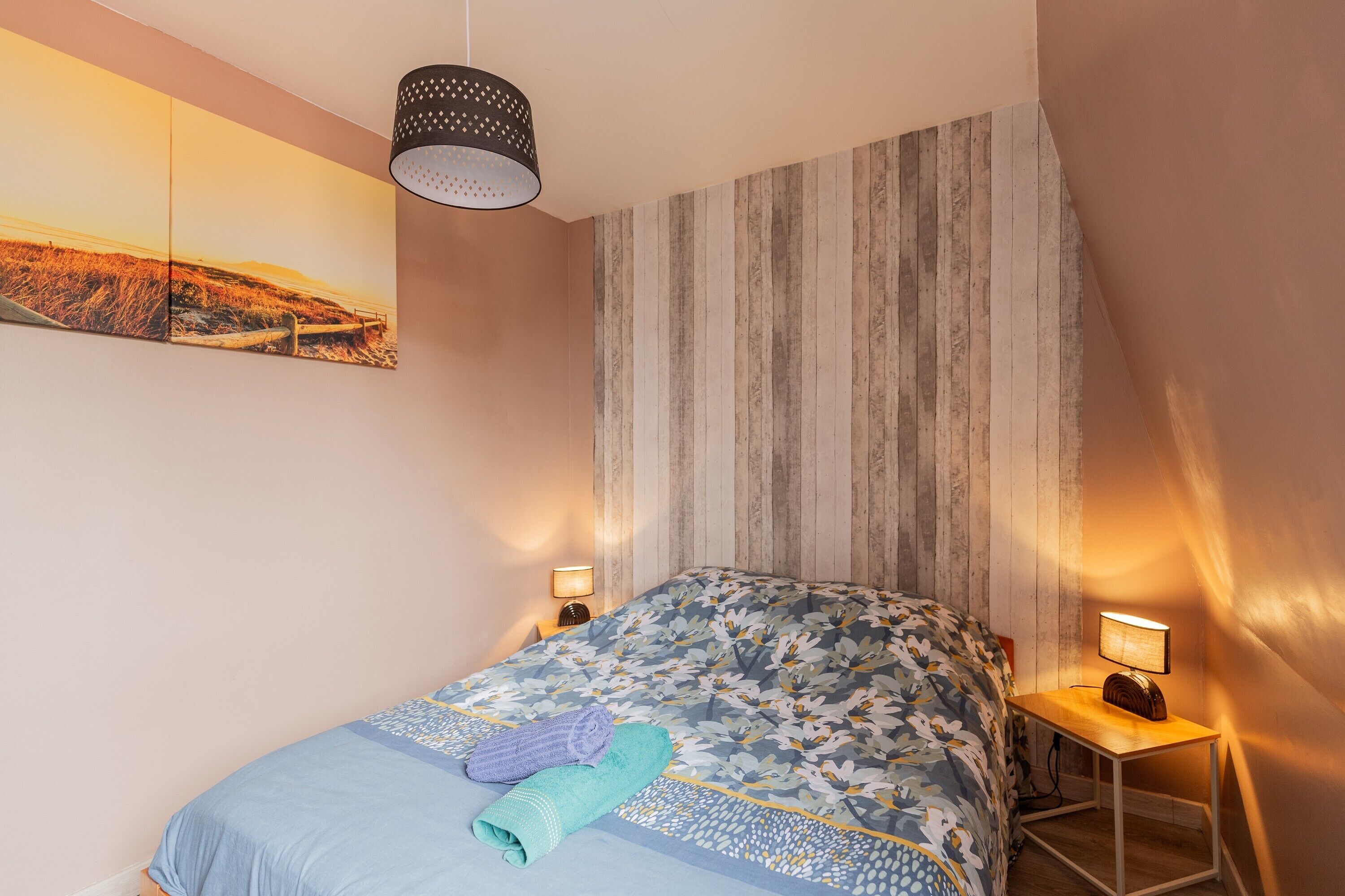 Tabla de planchar con plancha, wifi y ropa de cama 