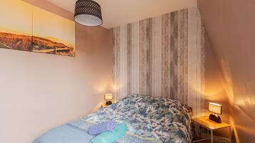 Tabla de planchar con plancha, wifi y ropa de cama