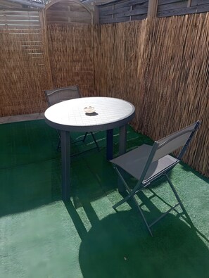 Outdoor dining - Holiday Home 'Gîte Escale En Baie De Somme' with Private Terrace and Wi-Fi (Saint-Blimont)