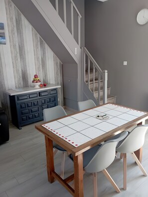 Dining - Holiday Home 'Gîte Escale En Baie De Somme' with Private Terrace and Wi-Fi (Saint-Blimont)