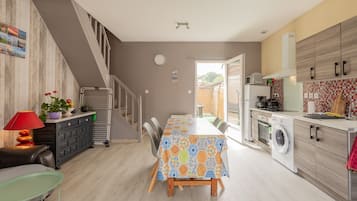 Een koelkast, een microgolfoven, een oven, een kookplaat