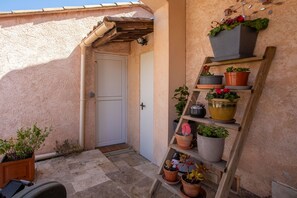 Property grounds - Guest Room "Chrisama" with Shared Pool, Wi-Fi, and Air Conditioning (Flayosc)